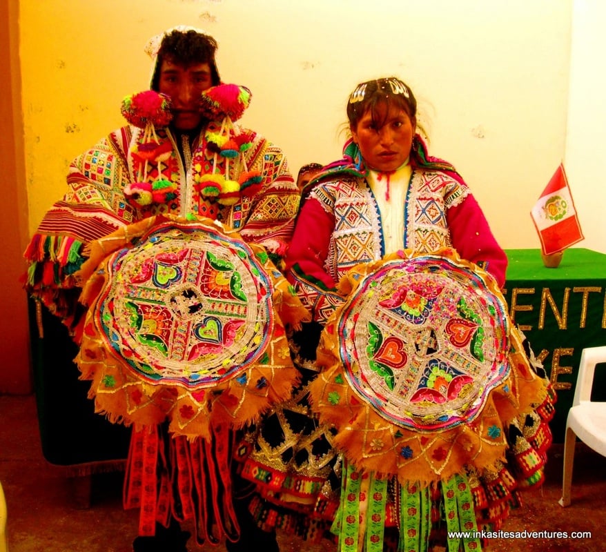 Casal peruano posando com um traje de casamento tradicional..