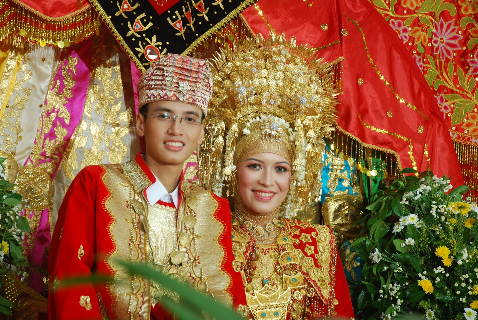 Casa de noivos vestido com traje tradicional