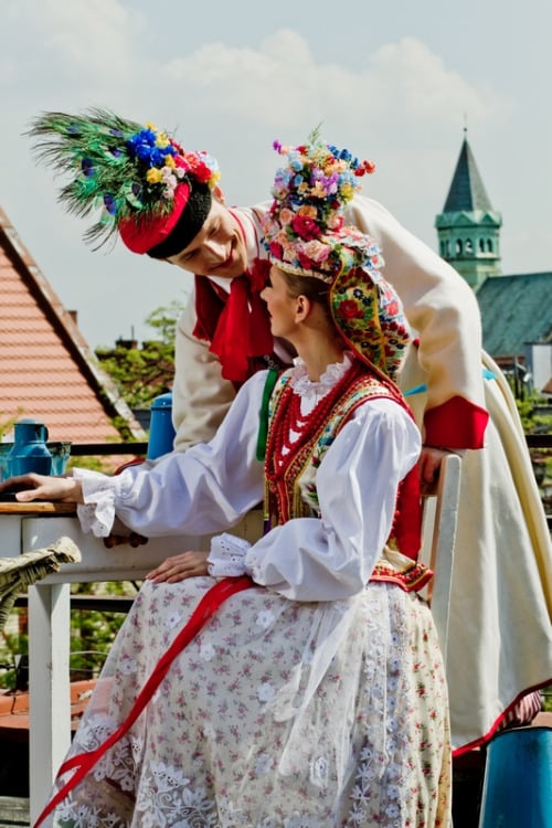 Casal vestido com um traje de casamento tradicional da Polônia. 