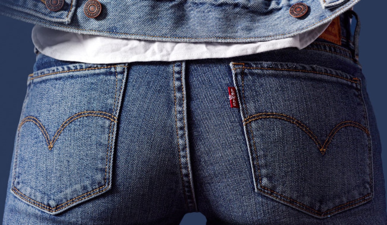 Foto de uma modelo vestindo uma calça Jeans desde atrás.
