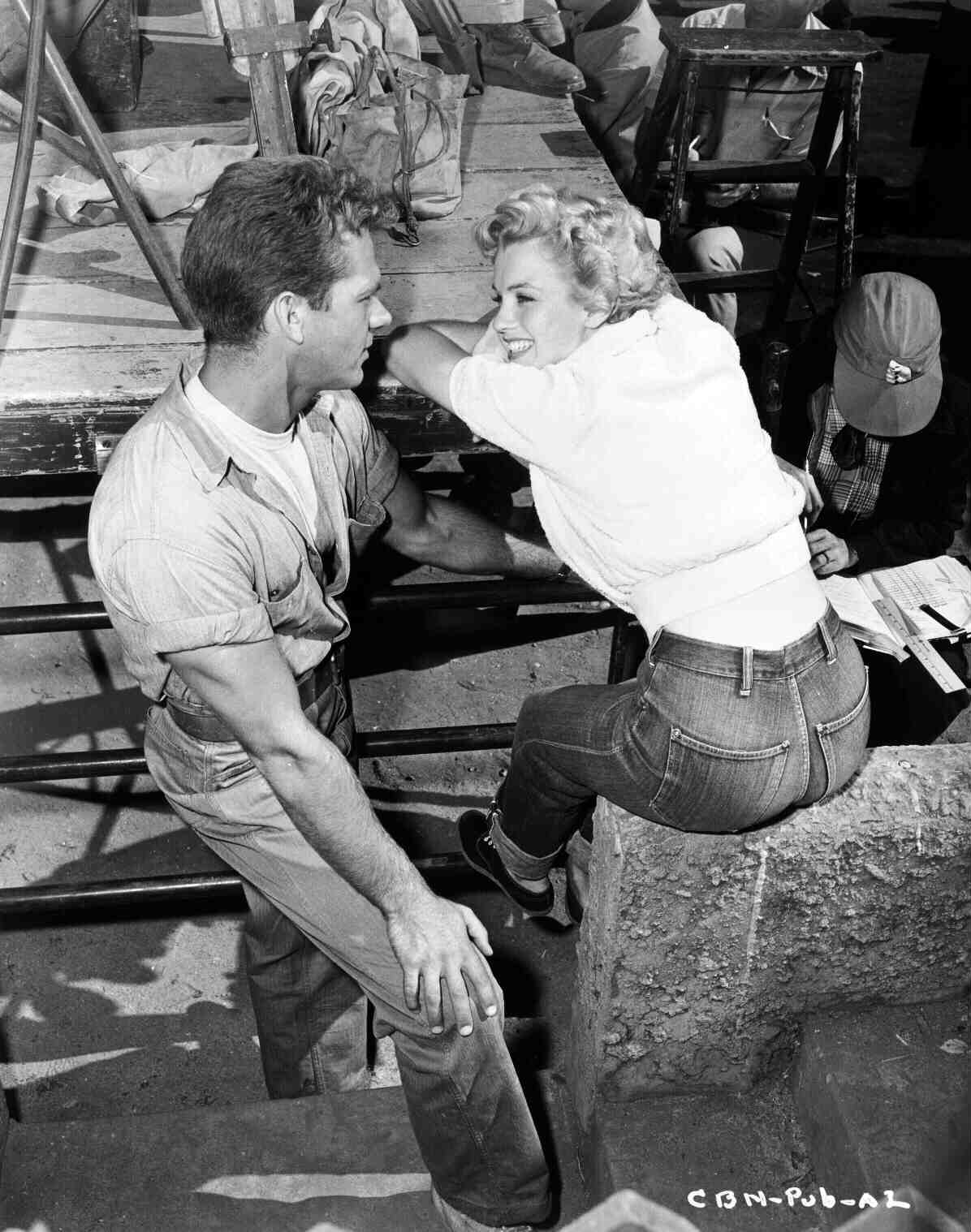 Keith Andes e Marilyn Monroe no filme "Clash by Night", em 1952. 