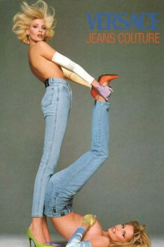 Publicidade de calças Jeans da Versace. 
