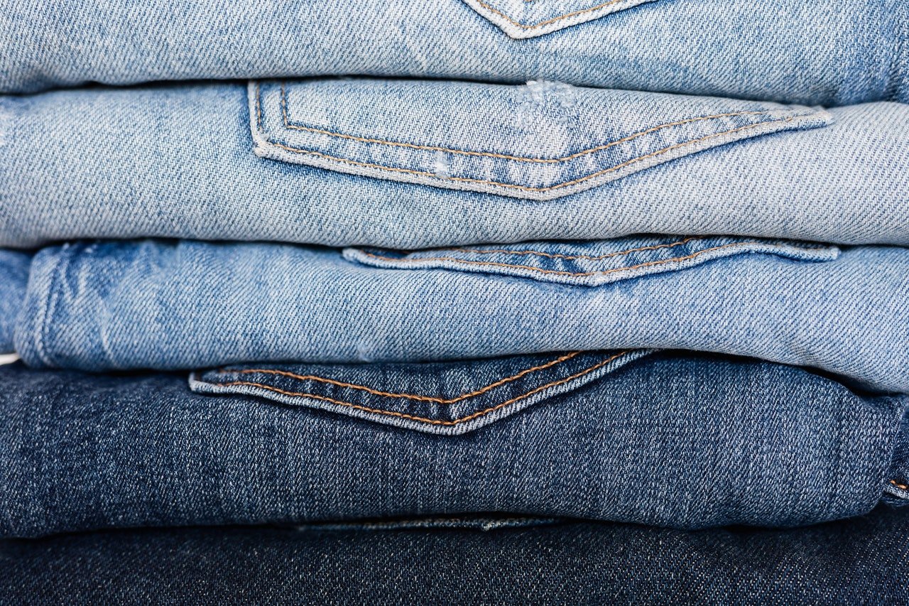 Foto de calças dobradas com diferentes lavagens de Jeans.