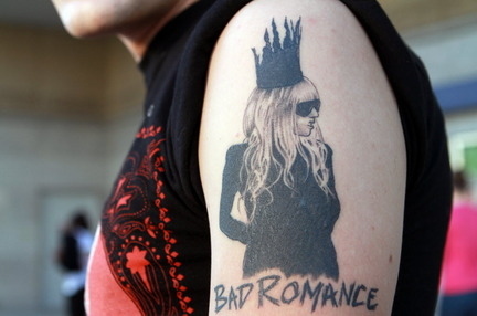 Fãs fazem tatuagens inspiradas na Lady Gaga