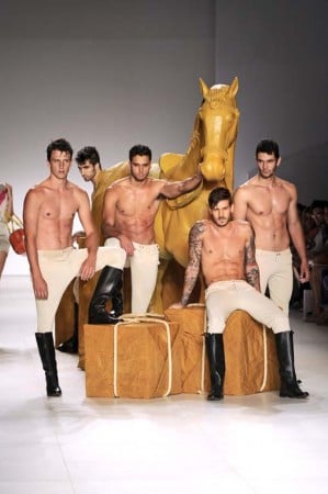 Cavalos, cabrestos e grilhões são inspiração na coleção de bolsas de Celso Afonso no Minas Trend Preview