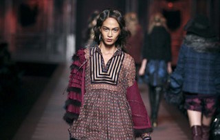 Sem Galliano, Dior apresenta coleção em Paris