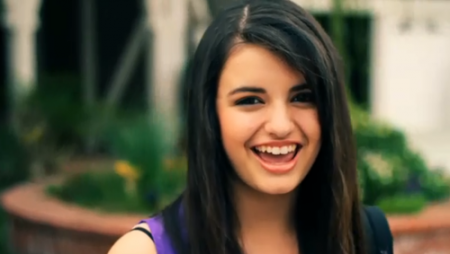 Rebecca Black bomba na internet e é considerada “nova Justin Bieber”