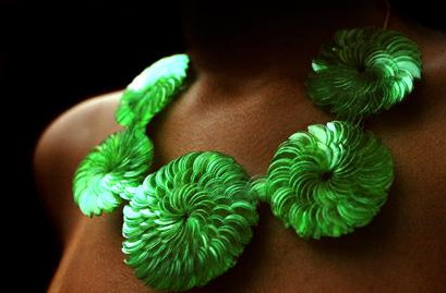Jóias que vestem o corpo na Exposição Joia Contemporânea Brasileira