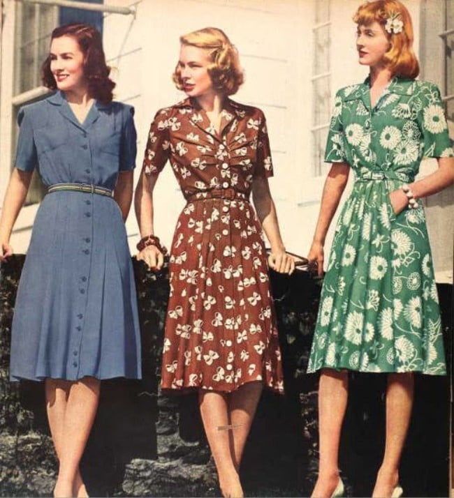 Mulheres posando com vestidos dos anos 40. 