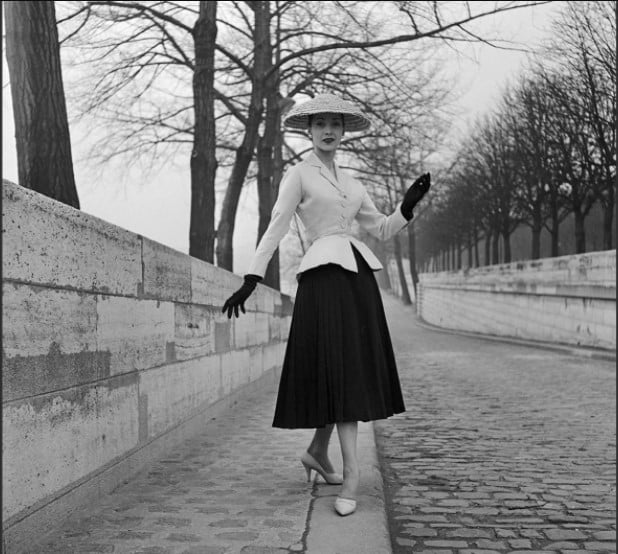 Modelo com o "New Look" de Christian Dior, em 1947.