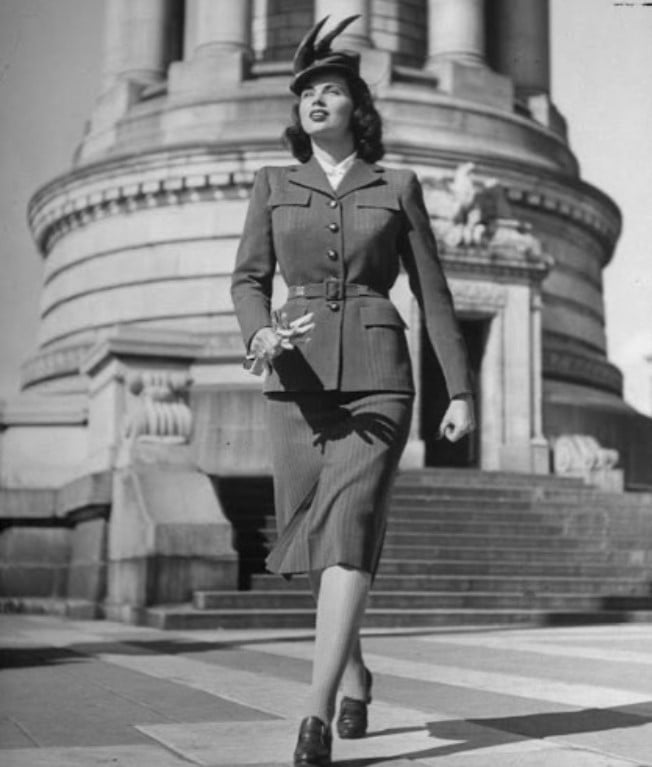Mulher com um tailleur em estilo militar, com a moda dos anos 40. A Moda e Cidadania nos anos 40 e 50.