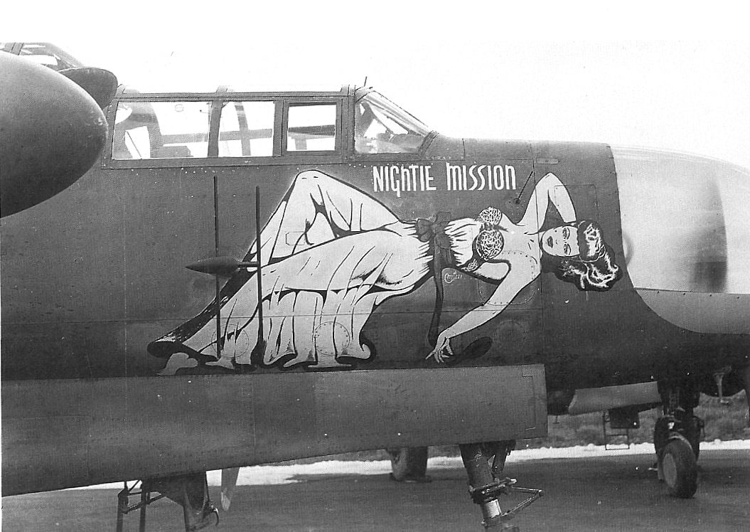 Avião "Nightie Mission", de 1944, com uma pintura estilo pin-up características entre os americanos. 