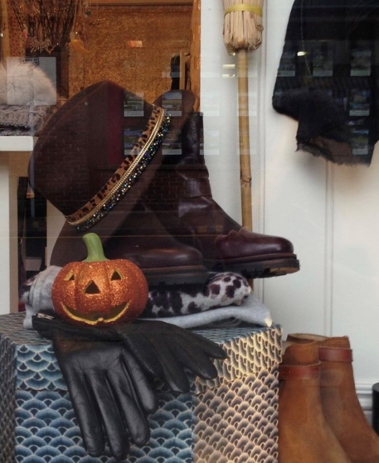 Loja de sapato com decoração simples de Dia das Bruxas