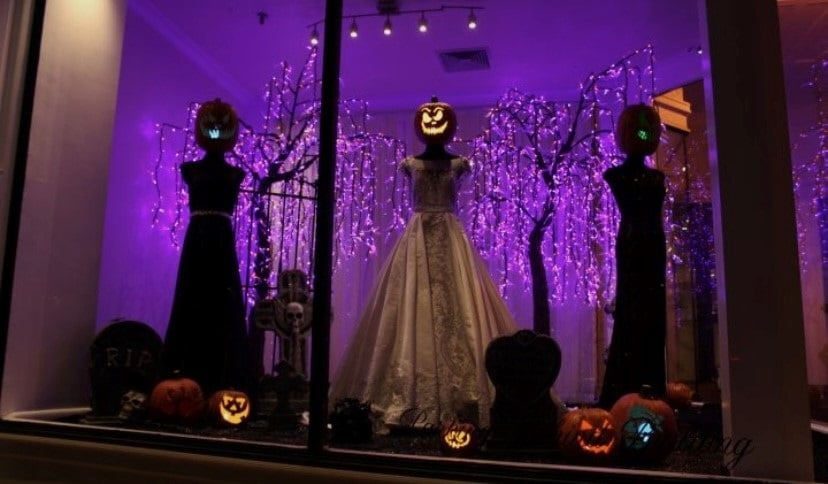 Vitrine de loja de roupa de noiva com decoração de Halloween
