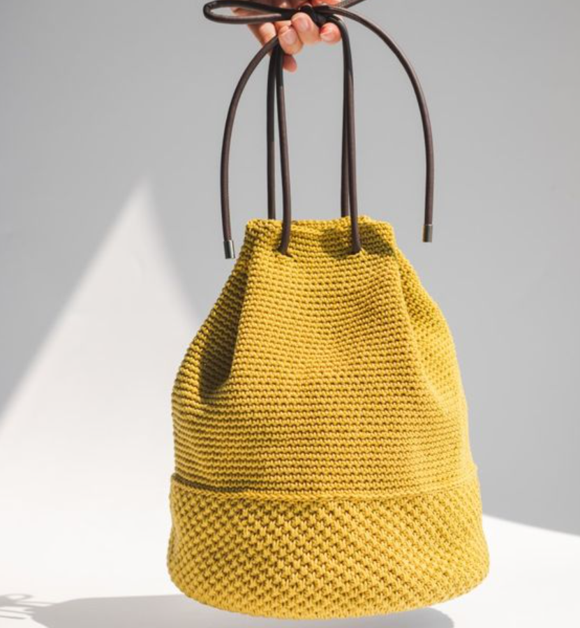 Bolsa bucket com dois pontos de crochê e alça de cadarço
