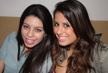 Mulheres experimentam o Batom Tracta Fashion Bubbles