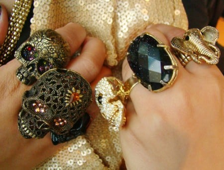Acessórios – Anéis, colares, pulseiras e broches de caveira