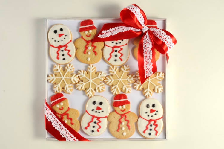 Caixa com biscoitos com tema de natal.