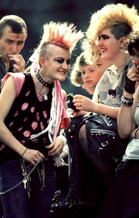 Punks e Rockers – Entenda as origens e o os conceitos do movimento que volta as tendências