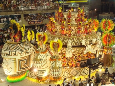 Carnaval: maquiagem, fantasias e as escolas de samba