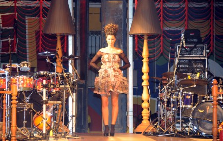 Estilista Vitorino Campos inova com desfile inusitado em Salvador