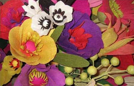Artista plástica Carmen Rein apresenta suas maxi-flores em exposição