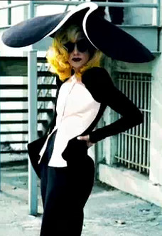 Lady Gaga e Beyoncé em Telephone – Glamour Decadente