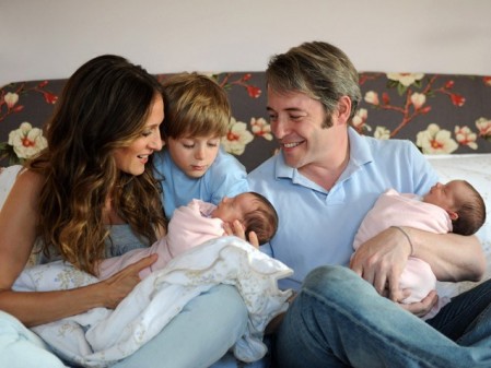 Sarah Jessica Parker não se arrepende de voltar a filmar apenas quatro meses após o nascimento de suas filhas