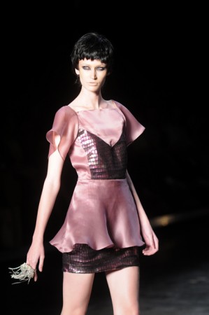 Verdadeiro sentido da moda e Joana D’Arc inspiram Fabia Bercsek no desfile SPFW Inverno 2010