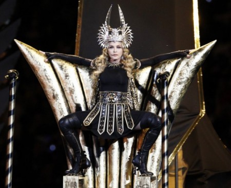 Madonna no Super Bowl – A rainha do pop fez um espetáculo no intervalo do campeonato, assista à performance e veja fotos