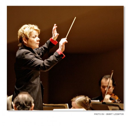 Marin Alsop, nova titular da Osesp, conduz a orquestra em concerto transmitido ao vivo pela Internet
