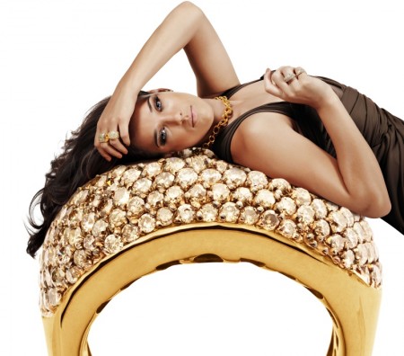 Adriana Birolli fotografa ensaio luxuoso para joalheria