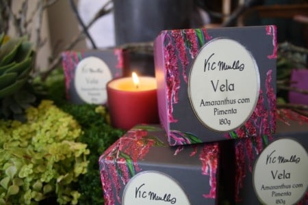 Nova coleção de velas da Perfumaria Phebo vem com o glamour de Vic Meirelles