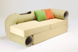 Designer desenvolve sofá com túnel para gatos