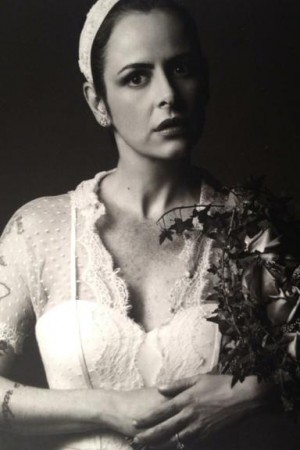 Fernanda Young se veste de noiva em exposição