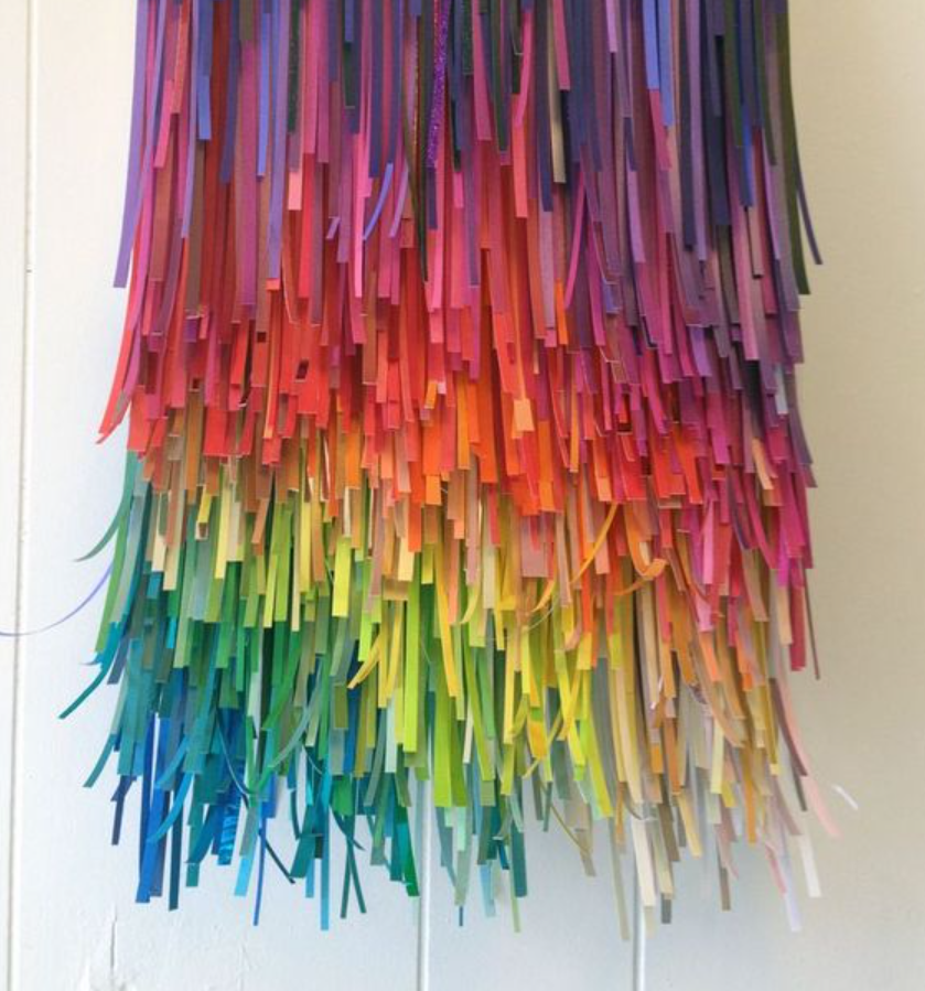 Parede arco-íris com camadas de fita de papel colorido 