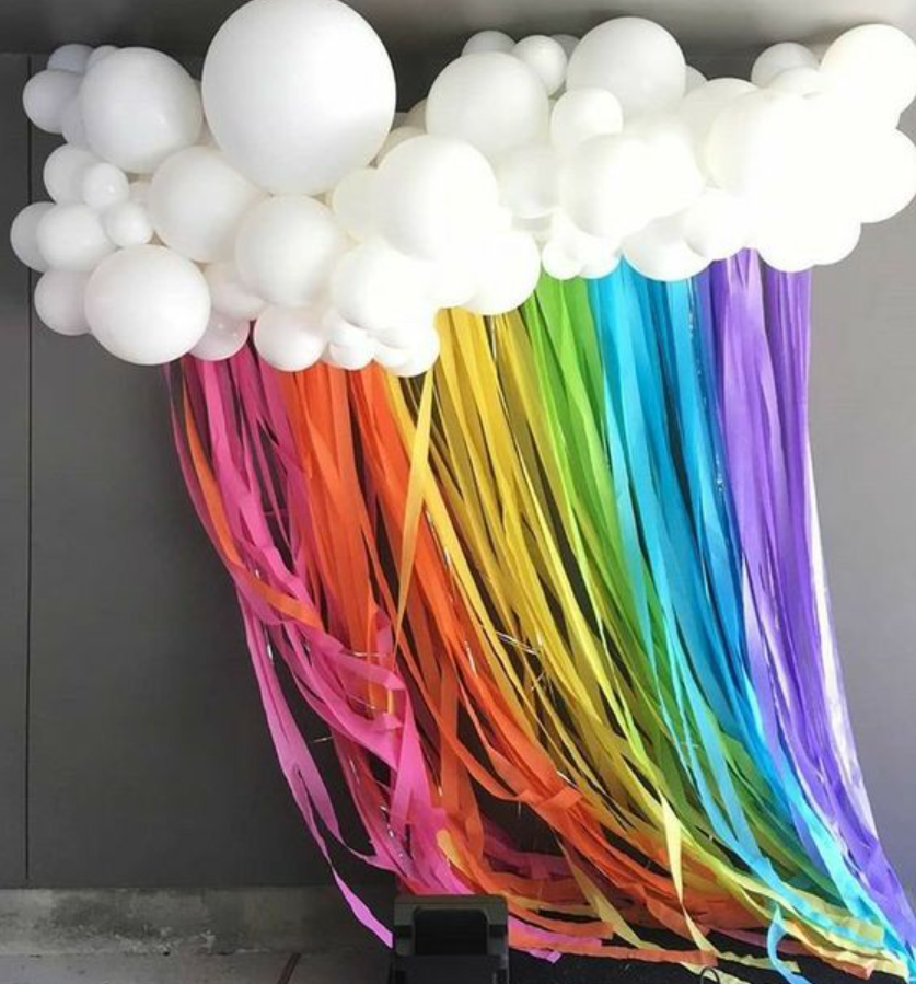 Inspiração vitrine nuvem de balões com arco-íris de papel picado 
