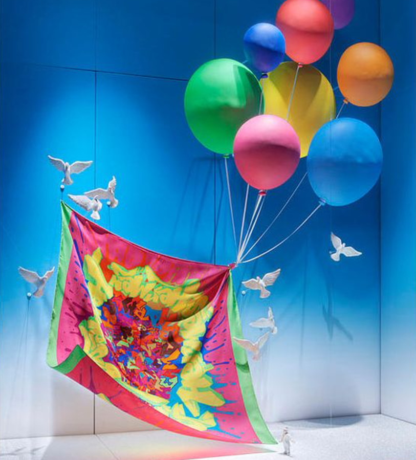 Inspiração para vitrine de carnaval com balões e pássaros
