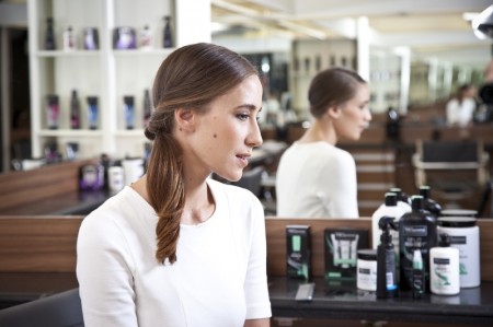 Passo a passo de penteado – Rabo de cavalo lateral com nó