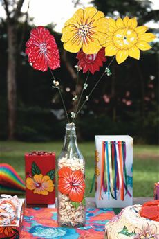 garrafa de vidro com pipoca e flores de papel