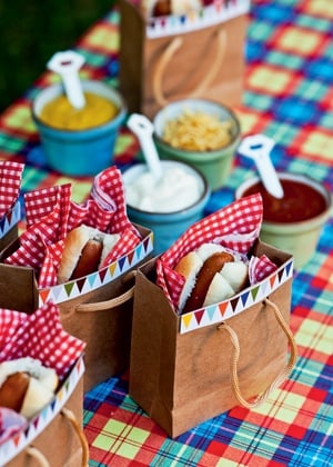 hot dog dentro de bolsa de papel decorada com bandeirinhas