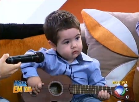 Bebê canta Don’t Let Me Down dos Beatles e toca violão no YouTube