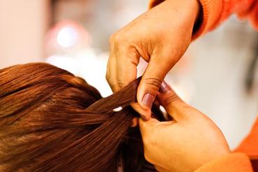 Alexandre de Paris – Marca de acessórios de cabelo dá dicas de tranças e penteados