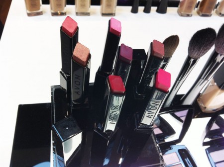 Avon apresenta em alto estilo seus lançamentos em maquiagem