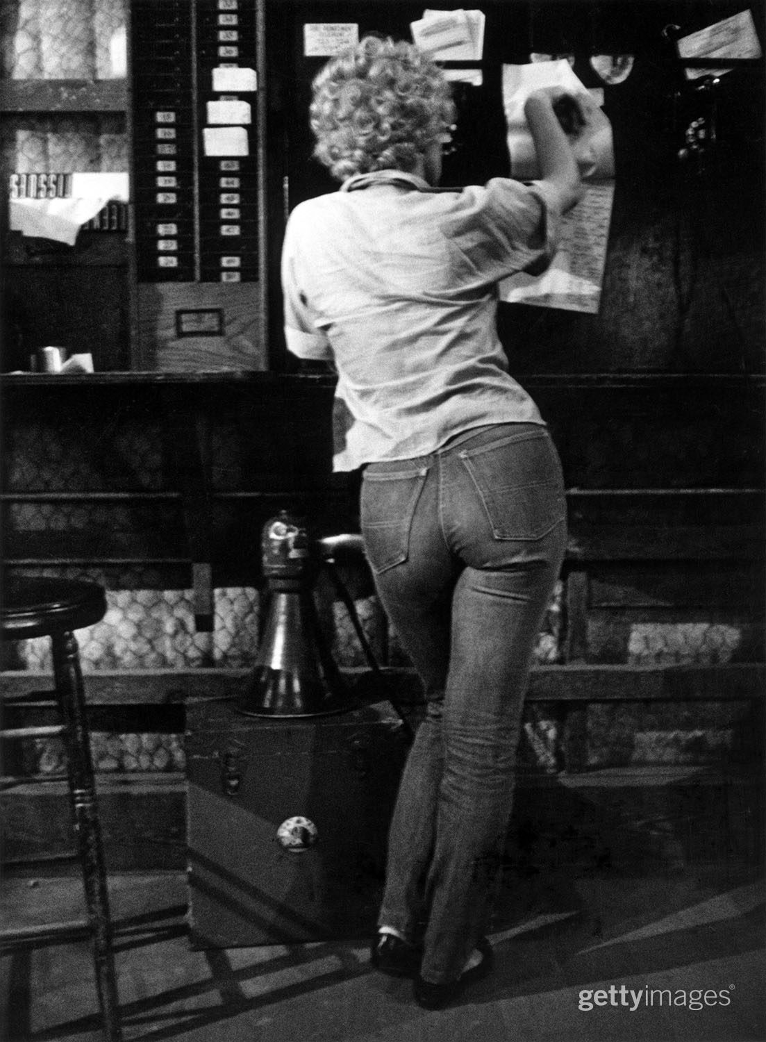 Marilyn Monroe vestindo jeans nos bastidores da 20th Century Fox Studios, em 1954.