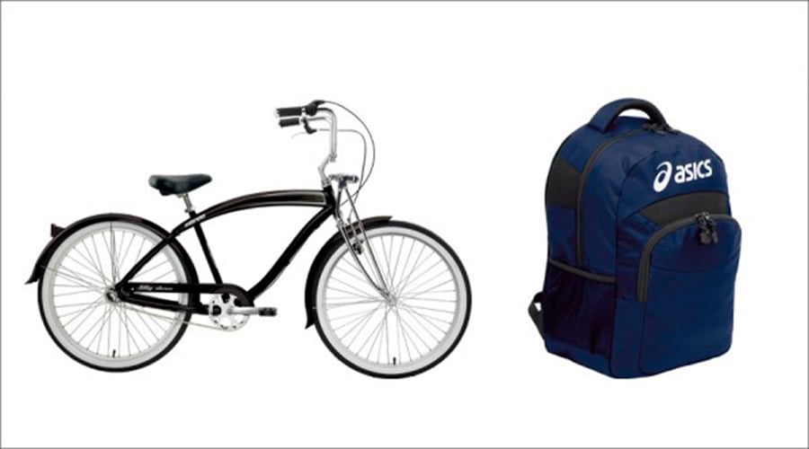 Bicicleta e mochila azul escura