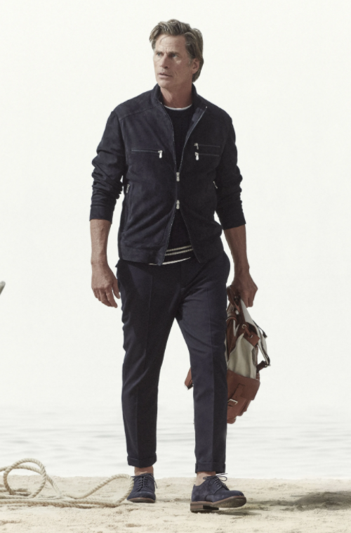 Silhueta masculina: Modelo usa jaqueta com zíper fechado apenas no centro, calça e blusa