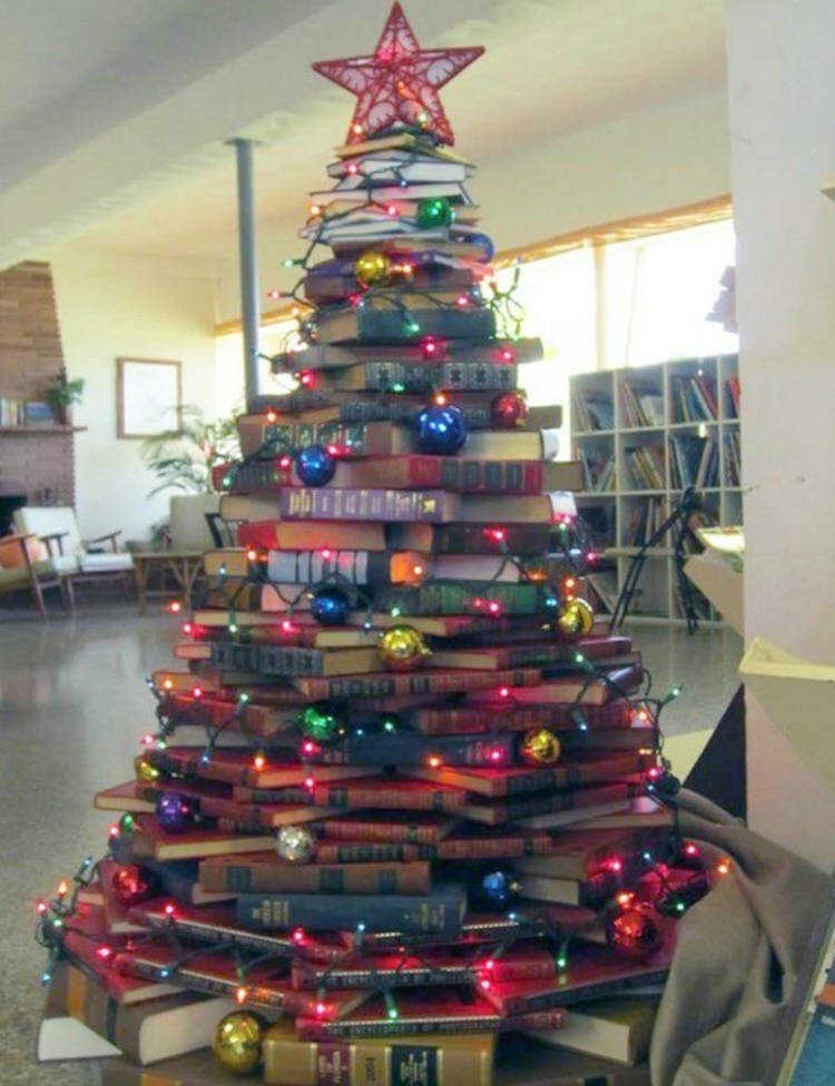 Livros empilhados formando uma árvore de natal