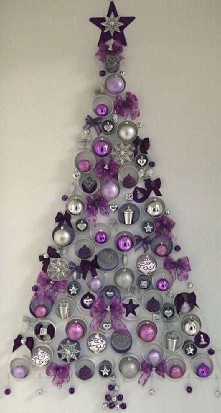 Árvore de Natal feita com bolas