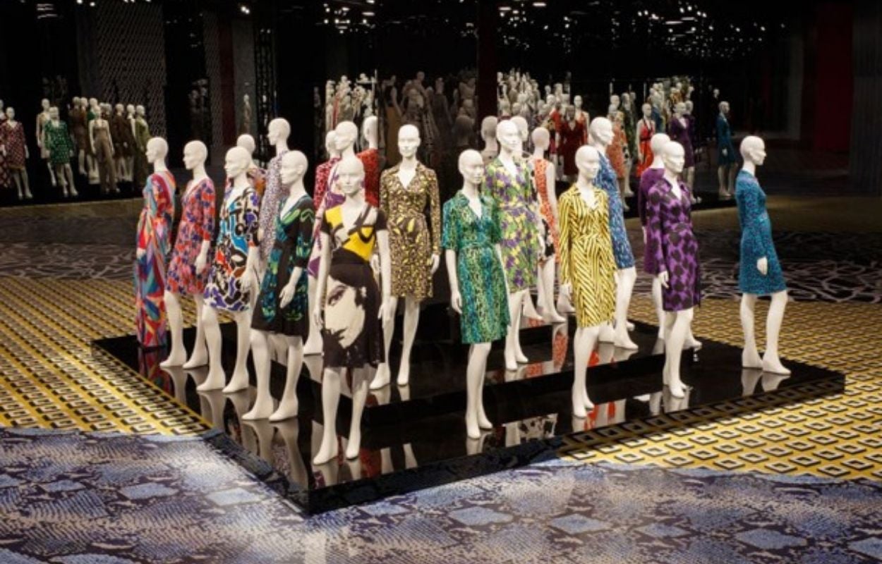 História do vestido envelope ou wrap dress: criação icônica de Diane von  Furstenberg | Fashion Bubbles